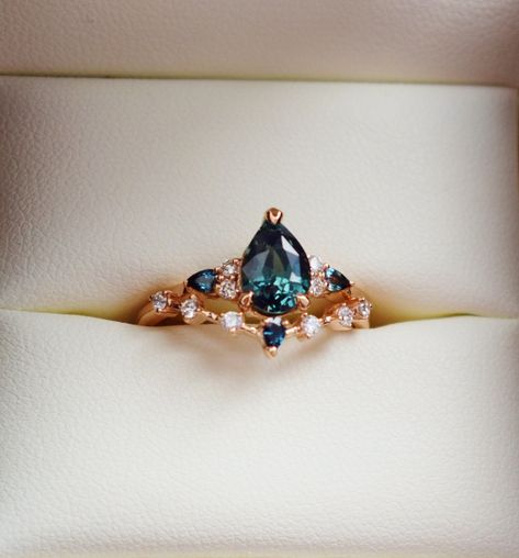 Diamond Engagement Ring With Sapphire Wedding Band, Teal Sapphire Pear Engagement Ring, Pear Engagement Ring Colored Gemstone, Green Sapphire Engagement Ring Pear, Teal Sapphire Ring Engagement, Sapphire And Emerald Engagement Ring, Saphire Engament Ring Teal, Saphire Engament Ring Set Gold, Pear Sapphire Engagement Ring