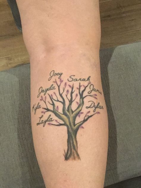 Family Tree Tattoo With Names, Grandkids Tattoos, Family Tree Tattoos, Mum And Dad Tattoos, Silhouettes Disney, Family Name Tattoos, Elephant Family Tattoo, Father Daughter Tattoos, My Family Tree