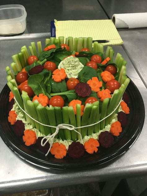 what a clever way to take a simple salad to a party!! Veggie Birthday Cake, Vegetable Cake Design, Vegetable Garden Party, Vegetable Birthday Cake, Easter Vegetables Tray, Veggie Cake, Easter Vegetables, Creative Sandwich, Edible Fruit Arrangements