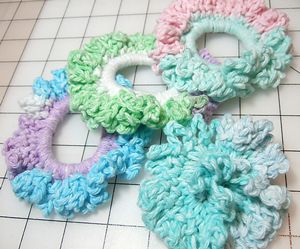 Easy Ponytail Holders - crochet hair accessories, free pattern! Hair Accessories Crochet, Fun Ponytails, Easy Ponytail, Leftover Yarn, Hair Decor, Accessories Crochet, Crochet Hair Accessories, Crochet Gift, Crochet Buttons