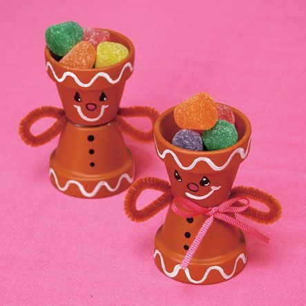 Easy Kids Christmas, Candy Cups, Gingerbread Crafts, Terra Cotta Pot Crafts, Flower Pot Crafts, Christmas Clay, Clay Pot Crafts, Navidad Diy, Homemade Christmas Gifts