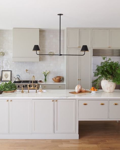 See how designer Sam Sacks brought English style across the pond with on-trend greige cabinets, a half-floating island and beautiful brass hardware. | Photographer: Alex Lukey English Style Kitchen, Greige Kitchen, Devol Kitchens, English Kitchens, Classic Kitchen, Home Luxury, Gorgeous Kitchens, Classic Kitchens, English Style