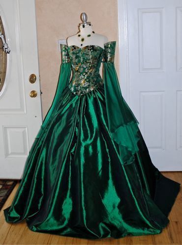 The First one to pick their dress was Elizabeth she picked a beautiful shade green dress that matched Meliodas eyes! Kinda Ball Gowns Victorian, Medieval Corset, Victorian Ball Gowns, Gaun Abad Pertengahan, Medieval Gown, 파티 드레스, Old Dresses, Medieval Dress, Vintage Gowns