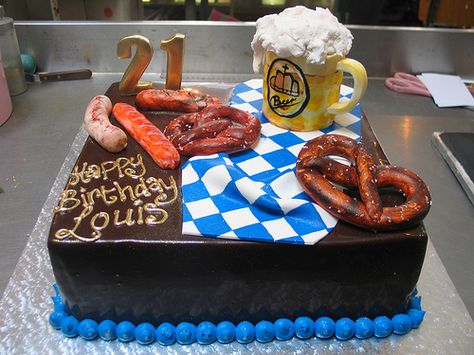 Oktoberfest Budlight Beer Cake, Modelo Beer Cake, Beer Cakes For Men, Diy Beer Cake, Beer Cake Tower, Beer Cake Recipe, Cake Decorating Simple, Birthday Beer Cake, Fondant Torte