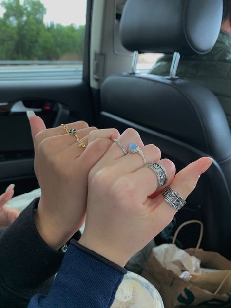 Matching Rings Aesthetic Friends, Matching Friend Jewelry, Friendship Jewelry Aesthetic, Friendship Rings Aesthetic, Best Friend Jewelry Aesthetic, Matching Bestie Rings, Bff Rings For 2 Aesthetic, Matching Friendship Rings, Matching Jewelry Best Friends Aesthetic