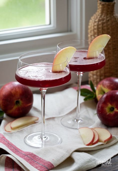 Learn How to Make the Ultimate Washington Apple Cocktail #martini #recipe #apple #cocktail #whiskey #applepucker #cranberryjuice #whisky #drink #recipe Washington Apple Drink, Apple Cocktail Recipes, Apple Pie Sangria, Apple Martini Recipe, Whisky Drink, Caramel Apple Martini, Unique Cocktail Recipes, Apple Pucker, Best Mixed Drinks