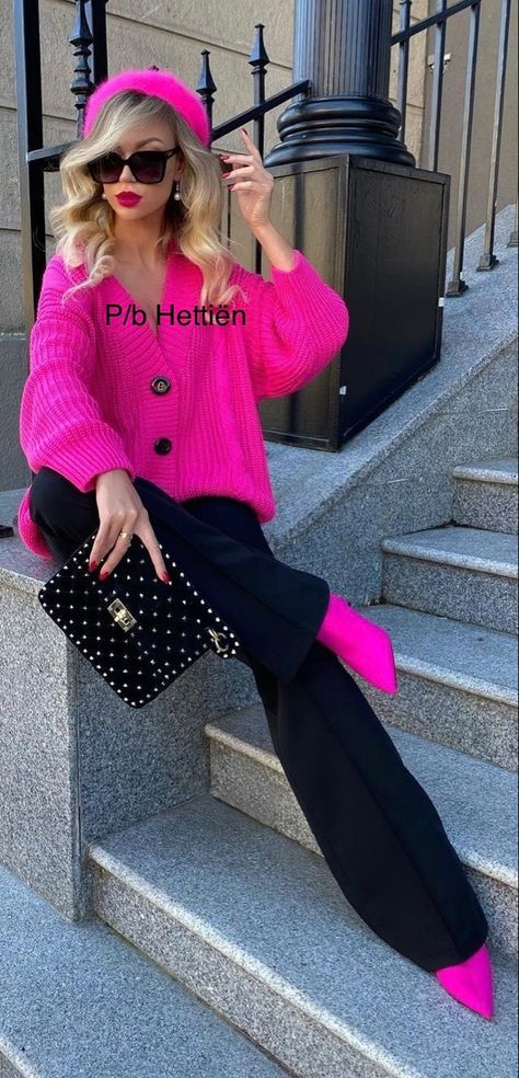 Fuschia Boots Outfit, Hot Pink Boots Outfit, Pink Monochromatic Outfit, Outfit Fucsia, Pink Boots Outfit, Pink Sweatshirt Outfit, Sweatshirt Outfit Winter, Winter Boots Outfits, Pullovers Outfit