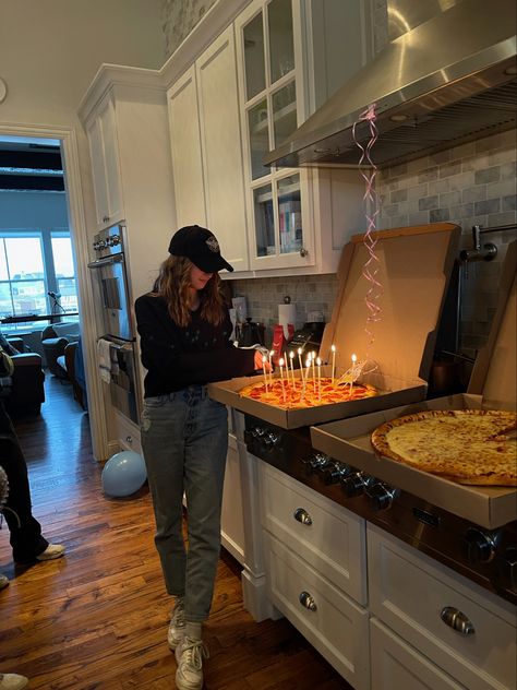 Pizza With Candles Birthday, Pizza Birthday Aesthetic, 24 Birthday Aesthetic, 24th Birthday Aesthetic, Pizza Cake Birthday, Pizza Party Aesthetic, 15th Birthday Aesthetic, Old Italian Aesthetic, 21st Party Themes