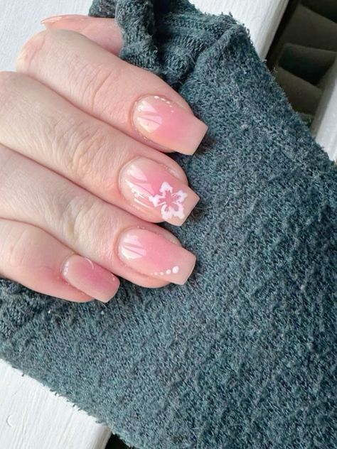 Pink Summer Nails Hibiscus, Pink Aura Nails With Flowers, Nail Ideas Pink Flowers, Flower Nail Designs Easy, Aesthetic Nails Flower, Nail Ideas Hibiscus Flower, Aura Hibiscus Nails Almond, Dip Nails Inspiration, Summer Nails Hibiscus Flower Pink