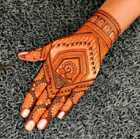 Back Hand Mehndi Designs Back Hand Mehndi Designs Arabic, Mehandi Design Back Hand, Traditional Mehndi Designs, Peacock Mehndi Designs, Beautiful Simple Mehndi Design, Short Mehndi Design, Mehndi Designs Bridal Hands, Simple Mehndi Designs Fingers, Full Mehndi Designs