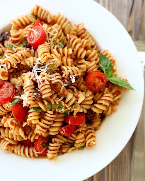 Pasta Salad with Sun-Dried Tomatoes, Basil and Parmesan Cheese, featuring fresh herbs, tomatoes and kalamata olives. Lots of Parmesan, of course! Sundried Tomato Recipes, Basil Pasta Salad, Sun Dried Tomato Pasta, Tomato Pasta Salad, Cold Pasta Salad Recipes, Pasta Salad Dressing, Resep Salad, Salad Recipes Video, Basil Pasta