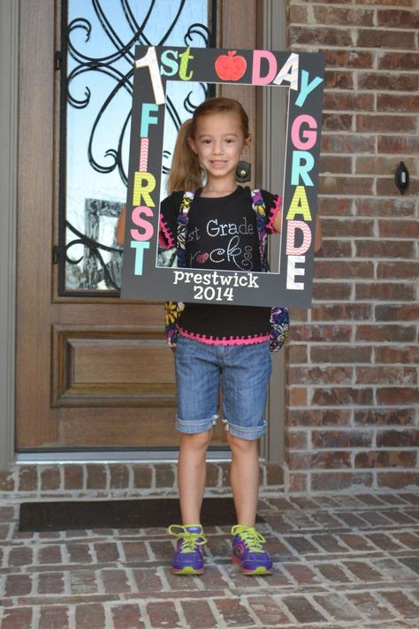 Back to school - first day photo frame First Day First Grade, First Day Of School Poster, Kindergarten Graduation Ideas, School Photo Frames, School Picture Frames, First Day Of School Pictures, Last Day Of School Sign, School Pics, School Picture