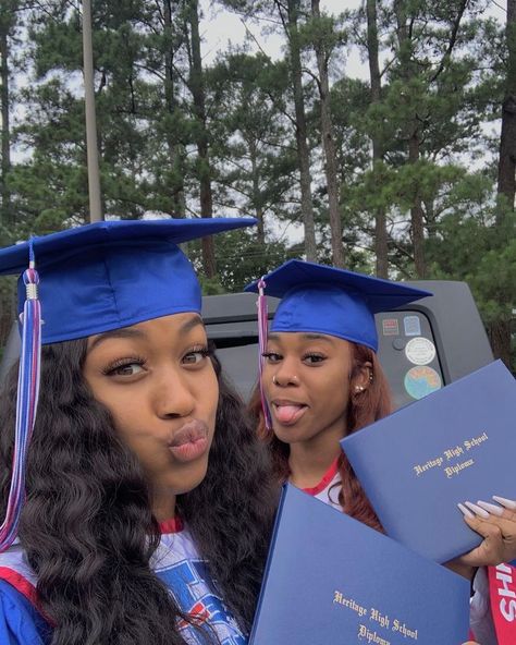 Black Besties, Graduation Outfit College, Graduation Boards, Black Success, Nursing Graduation Pictures, Nurse Inspiration, Go Best Friend, Graduation Poses, Graduation Cap Designs