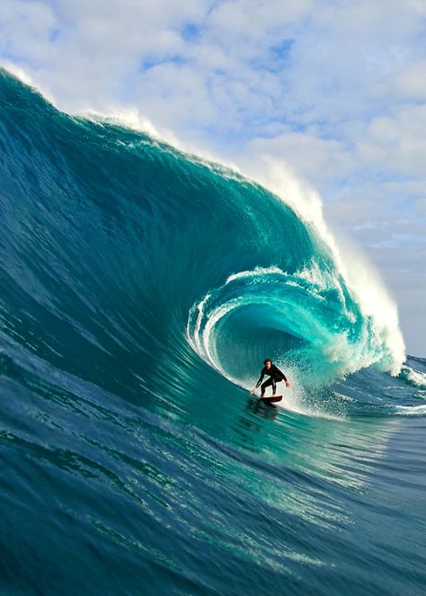 Brad Norris (6 feet tall) under the lip at The Right (10 feet thick) Photo: Russell Ord Photo Surf, Alana Blanchard, Surfing Aesthetic, Surf Aesthetic, Big Wave Surfing, Surfing Photos, Surf Vibes, Surfing Pictures, Image Nature