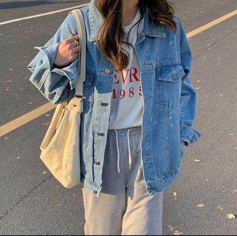 Oversized Jean Jacket Outfit, Blue Denim Jacket Outfit, Denim Jacket Outfit Women, Oversized Denim Jacket Outfit, Jacket Aesthetic, Mom Vibes, Jaket Denim, Jacket Outfit Women, Twenty Twenty