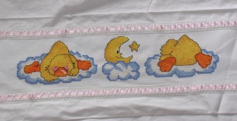 punto croce schemi gratis asciugamani | lenzuolino.punto.croce.paperelle - Blogmamma.it Bibs, Cross Stitch, Monogram