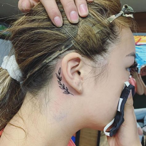 Wildflower Behind Ear Tattoo, Anime Behind Ear Tattoo, Behind The Ear Tattoo Ideas Western, Behind The Ear Tats, Friend Tats, Back Ear Tattoo, Tattoo Behind The Ear, Behind The Ear Tattoos, Behind The Ear Tattoo