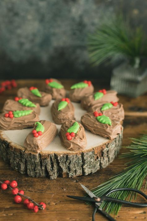 Add a festive look to your dessert table this holiday season when you make these Easy Yule Log Cookies! The delightful Christmas cookie recipe is one to try. Log Cookies, Noel Cookies, Chocolate Mint Cookies, Chocolate Cream Cheese Frosting, Decorator Frosting, Christmas Log, Mint Cookies, Chocolate Cream Cheese, Royal Icing Decorations