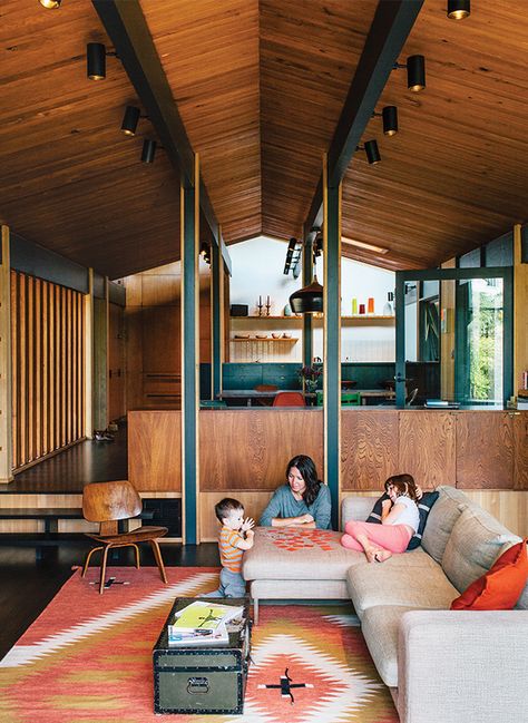 An interior designer in Portland updates a 1950s home by a celebrated local architect. Midcentury Modern Paint Colors, Modern Paint Colors, Living Colors, 1950s House, Hardwood Floors Dark, Mid Century Modern Interiors, English Country House, Living Room Lighting, Diy Inspiration