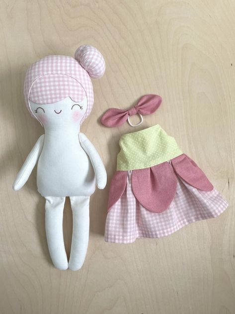 Dolls Handmade Diy, Diy Rag Dolls, Fabric Doll Pattern, Handmade Stuffed Toys, Sock Dolls, Soft Toy Patterns, Homemade Dolls, Cloth Dolls Handmade, Heirloom Doll