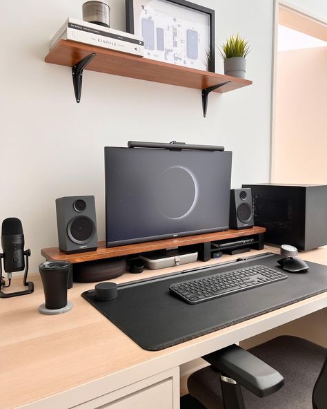 10 Inspiring Home Office Layouts#25 Trading Station Home Office, Home Office Dual Monitors Desk Setup Modern, Programmer Office Setup, Trading Setup Home Office, Desk Setup Programmer, Minimal Desk Setup, Tech Setup, Working Station, Battle Stations