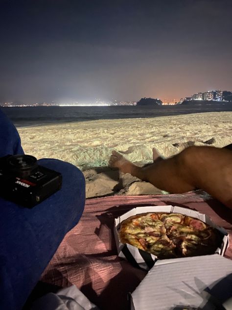 pizza picnic friends beach praia amigos piquenique Pizza Picnic, Trip Couple, Future Relationship, Tequila Sunrise, Law Of Attraction, Lei, Dates, Mural, Lifestyle