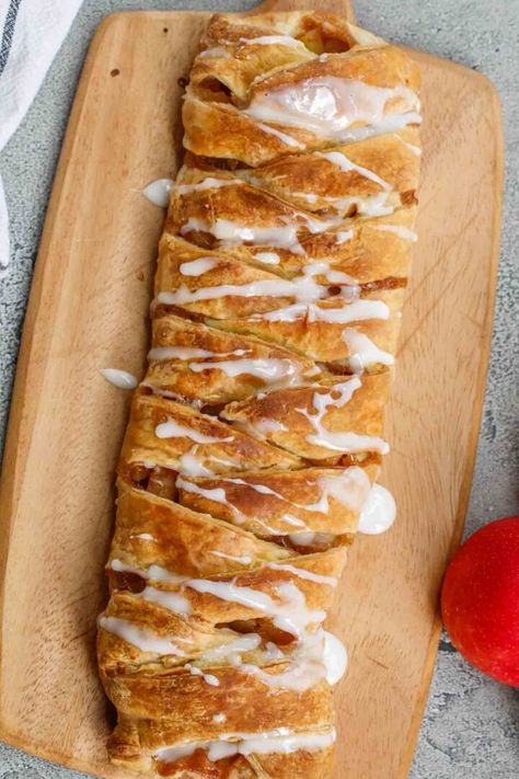 This apply puff pastry braid makes the perfect fall dessert. Cheesecake Apple Pie Puff Pastry Braid, Fall Puff Pastry Desserts, Apple Pie Puff Pastry Desserts, Apple Pie Filling Puff Pastry Recipes, Puff Pastry Pie Crust, Puff Pastry Apples, Puff Pastry Dessert Apple, The Best Apple Pie Filling, Apple Puff Pastry Recipes