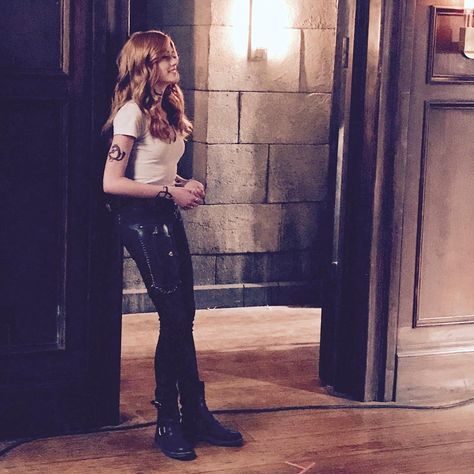 Thinking about the weekend. Behind the scenes of #ShadowhuntersSeason3. Clary Fray Outfit, Clary Y Jace, Shadowhunters Season 3, Halloween Costumes For Work, Shannara Chronicles, Post Apocalyptic Fashion, Shadowhunters The Mortal Instruments, Isabelle Lightwood, Apocalyptic Fashion