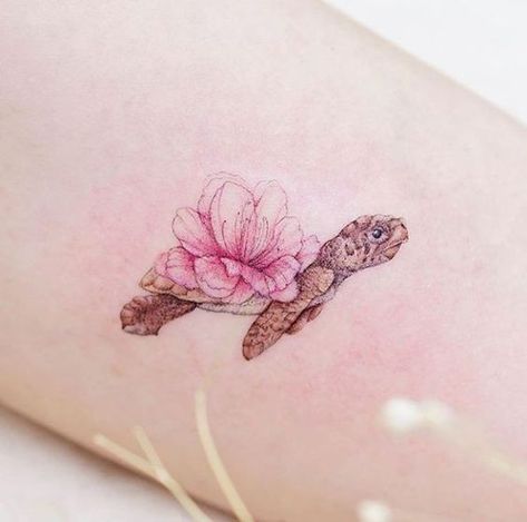 Cute turtle tattoo with a flower as a shell done by @mini_tattooer in Hong Kong | www.otziapp.com Small Turtle, Muster Tattoos, Cat Tattoos, Gorgeous Tattoos, ดินปั้น Polymer Clay, Turtle Tattoo, Tiny Tattoo, 문신 디자인, Pattern Tattoo