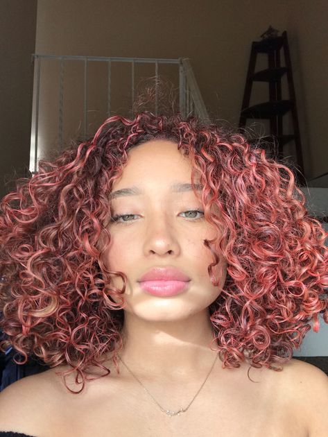 Pink/ red hair wax on curly hair Pink Curly Hair Highlights, Short Curly Hair Pink Highlights, Pink And Brown Curly Hair, Curly Hair Pink Highlights, Curly Hair With Pink Highlights, Rose Gold Curly Hair, Pink Highlights Curly Hair, Aesthetic Chicas, Red Hair Wax