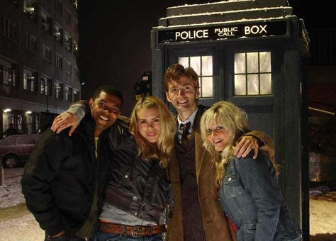 The Doctor, Rose Tyler, Jackie Tyler and Mickey Smith <3 Doctor Who Cast, Doctor Who Christmas, Doctor Who 10, Bbc Doctor Who, Donna Noble, Christopher Eccleston, Billie Piper, 10th Doctor, Rose Tyler