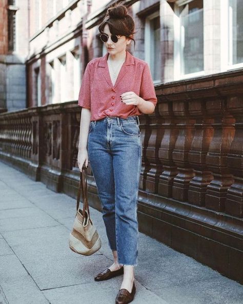 a retro inspired outfit with a pink printed shirt, blue mom jeans, brown moccasins and a striped bag Outfit Ideas Mom Jeans, Mom Jeans Outfit Ideas, Outfit Ideas Mom, Alice Catherine, Retro Inspired Outfits, Jeans Outfit Ideas, Denim Street Style, Blue Mom Jeans, Mom Jeans Outfit