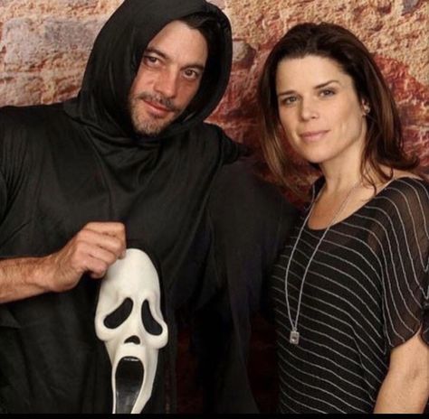 Neve Campbell Scream, Scream Cast, Scream 3, Skeet Ulrich, Neve Campbell, Scream Movie, Cute Pastel Wallpaper, Michael Myers, Scary Movies