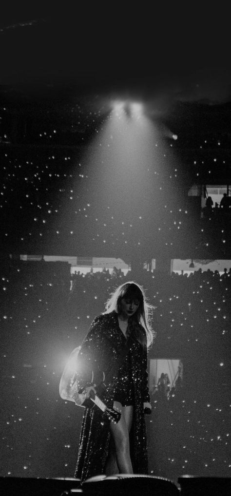 Taylor Swift Wallpaper Red Era, Taylor Swift Concert Wallpaper, All To Well Wallpapers Taylor Swift, Taylor Swift All Too Well Wallpaper, Fondos Taylor Swift, All Too Well Outfit, Red Wallpaper Taylor Swift, All Too Well Eras Tour, All To Well Taylor Swift