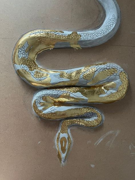 Snake Painting, Sculpture Art Projects, Gold Art Painting, Cardboard Sculpture, Snake Art, Soyut Sanat Tabloları, Art Painting Gallery, Plaster Art, Diy Resin Art