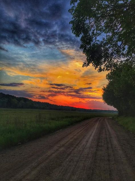 Country Sunset Aesthetic, Farm Sunrise, Beautiful Sky Pictures, Western Sunset, Country Pictures, Country Sunset, Country Backgrounds, Country Vibes, Country Photography