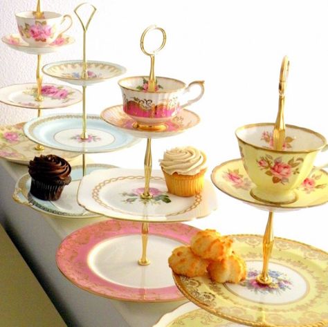 40 Ideas of How To Reuse Tea Cup Artistically Tea Cup Cake, Tricia Guild, Teacup Crafts, Flowers Tea, Dessert Aux Fruits, Wedding Dessert, Cup Crafts, Diy Upcycling, Cupcake Stand