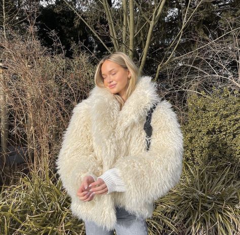 White Fluffy Jacket Outfit, White Fur Coat Outfit, Fluffy Jacket Outfit, Faux Fur Coats Outfit, White Fur Coat, Outerwear Trends, Fuzzy Coat, Fluffy Jacket, Fluffy Coat