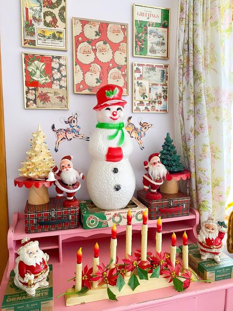 Vintage Christmas Decorations Diy, Vintage Christmas Decorations 1950s, Christmas Village Decorations, Retro Christmas Decorations, Vintage Christmas Crafts, Christmas Vignettes, Kitsch Christmas, Christmas Look, Christmas Themes Decorations