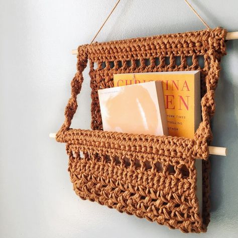 Pola Macrame, Confection Au Crochet, Crochet Wall Hangings, Book Holder, Crochet Home Decor, Fun Crochet Projects, Crochet Books, Diy Crochet Projects, Bag Crochet