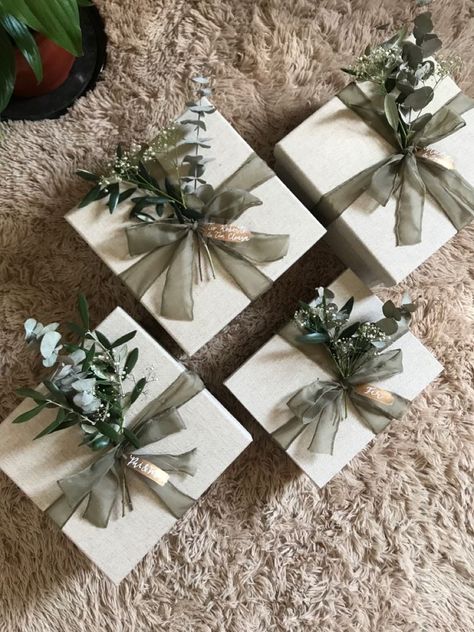 Black Gift Wrapping, Gift Wrapping Ideas Christmas, Wrapping Ideas Christmas, Pretty Gift Wrapping Ideas, Christmas Gift Wrapping Ideas, Wedding Gift Hampers, Wrapping Inspiration, Elegant Gift Wrapping, Bridal Gift Wrapping Ideas