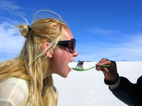 Beach Pictures Inspo, Best Beach Poses, Optical Illusion Photos, Forced Perspective Photography, Illusion Photography, Funny Illusions, Illusion Photos, Poses With Friends, Beach Poses With Friends