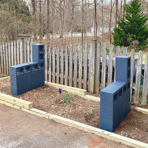 Make your own DIY outdoor seating with cinder blocks! This concrete block bench even has a back! Jazz it up with cushions for some comfort. This is perfect to place around a tree, a fire pit or in your garden or on a patio. Come check out the step by step tutorial for how to build your own cinder block bench. #artsyprettyplants #outdoordecor #outdoorliving #outdoorspaces #patioideas #cheapyardideas Concrete Block Bench, Diy Cinder Block Bench, Cinder Blocks Diy, Cinder Block Furniture, Cinder Block Bench, Block Bench, Diy Outdoor Seating, Cinder Block Garden, Diy Bench Outdoor