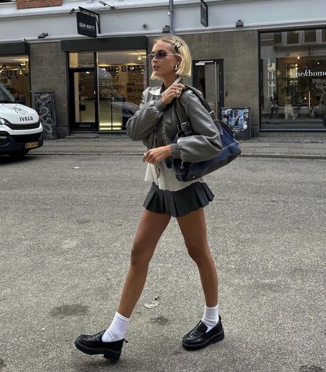 Grey Mini Skirt Outfit, Y2k Pfp Aesthetic, Gray Skirt Outfit, Pleated Mini Skirt Outfit, Women Office Outfits, Skirt Outfit Summer, Y2k Pfp, Aesthetic 2024, 2piece Outfits