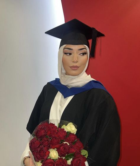 Islamic Graduation Outfit, Arab Graduation, Hijabi Graduation Pictures, Muslim Graduation Outfit, Hijab Graduation Outfit, Hijabi Graduation Outfits, Hijabi Graduation, Hijab Graduation, Graduation Dress High School