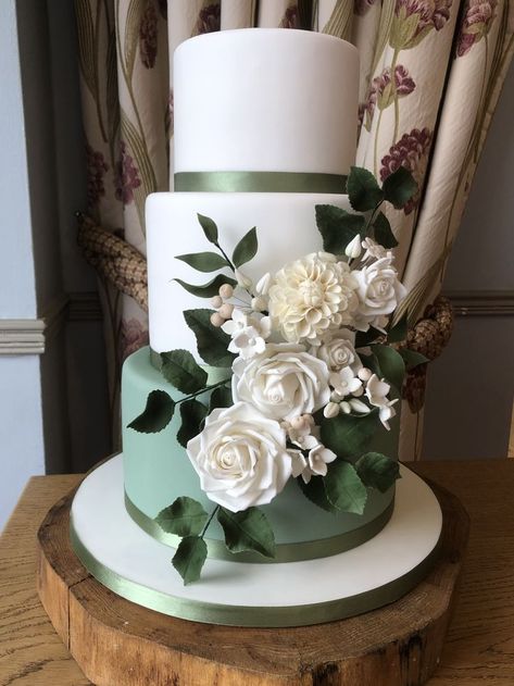 Sage Wedding Cake Ideas, Rustic Sage Green Wedding Cake, Wedding Cake Olive Green, Wedding Cake Green And White, Wedding Cake Green White, Green And White Wedding Cake, Wedding Cake Olive, Emerald Wedding Cake, Wedding Cake Theme