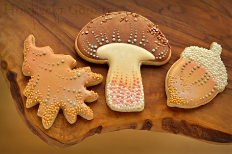 Decorated Mushroom Cookies, Mushroom Cookies Decorated, Fall Decorated Cookies, Acorn Cookies, Mushroom Cookies, Halloween Cookie Recipes, Sugar Cookie Cakes, Cookie Connection, Thanksgiving Cookies