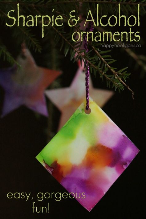 Sharpie and Alcohol Ornaments for Kids - A beautiful and fascinating technique that turns Sharpie ink into Tie-Dye! - Happy Hooligans Sharpie Alcohol, Ornaments Diy Kids, Happy Hooligans, Christmas Science, Ornaments For Kids, Kids Christmas Ornaments, Handprint Craft, Diy Bricolage, Christmas School