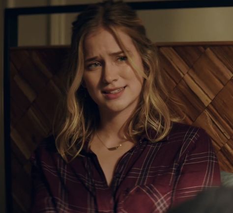 Elizabeth Lail Photoshoot, Beck "you", Guinevere Beck Icon, Elizabeth Lail You, Elizabeth Lail Fnaf, Elizabeth Lail Aesthetic, Elizabeth Lail Icons, Guinevere Beck, Elizabeth Lail