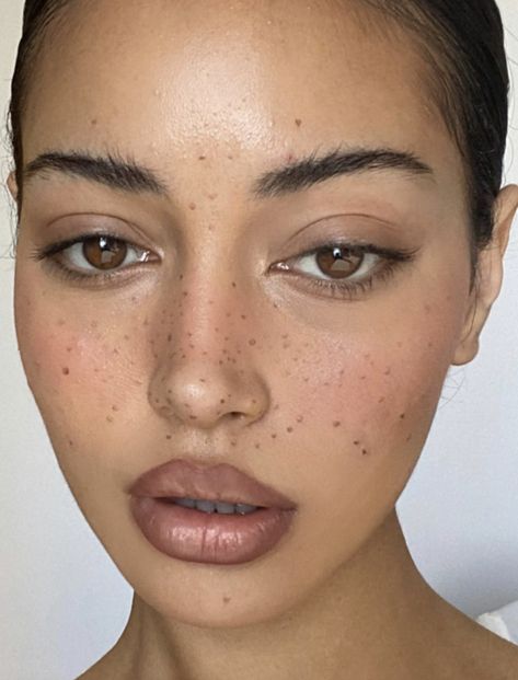 Moles On Face, Straight Eyebrows, Straight Brows, Freckles Makeup, Visual Gallery, Beauty Marks, Diy Beauty Treatments, Airbrush App, Beauty Mark